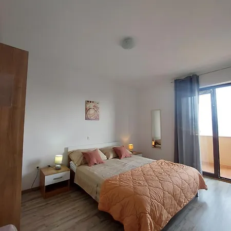 Apartment Apartman Luna Kornić